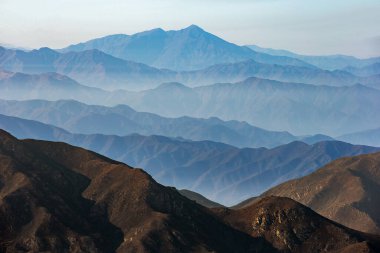 And Dağları sisle örtülmüş mistik ve ruhani bir atmosfer yaratıyor. Sis tepe ve vadilerden geçerken bir gizem unsuru ekliyor..