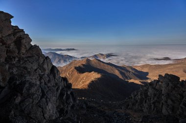 And Dağları sisle örtülmüş mistik ve ruhani bir atmosfer yaratıyor. Sis tepe ve vadilerden geçerken bir gizem unsuru ekliyor..