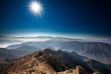 And Dağları sisle örtülmüş mistik ve ruhani bir atmosfer yaratıyor. Sis tepe ve vadilerden geçerken bir gizem unsuru ekliyor..