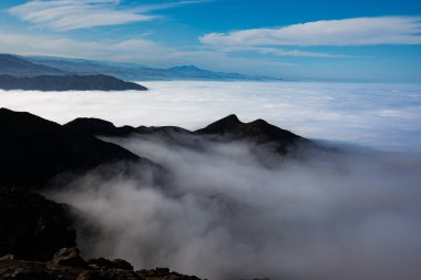 And Dağları sisle örtülmüş mistik ve ruhani bir atmosfer yaratıyor. Sis tepe ve vadilerden geçerken bir gizem unsuru ekliyor..