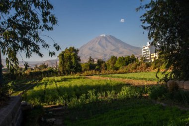 Güneş Arequipa şehrinin üzerinde batarken, gökyüzü sıcak renklerin nefes kesici bir görüntüsüne dönüşüyor, ateşli portakallardan yumuşak morlara kadar..