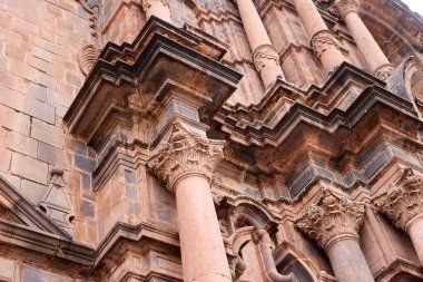 Cusco sokaklarında dolaşmak, yaşayan bir müzeye adım atmak gibidir. Her köşede antik uygarlıklar ve koloni ihtişamı vardır..