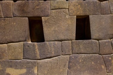 Ollantaytambo iyi korunmuş bir İnka harabesidir ve antik bir İnka yerleşkesi ve daha sonraki bir sömürge kasabası olarak tarihi öneme sahiptir.