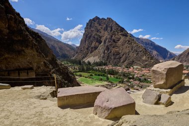 Ollantaytambo iyi korunmuş bir İnka harabesidir ve antik bir İnka yerleşkesi ve daha sonraki bir sömürge kasabası olarak tarihi öneme sahiptir.