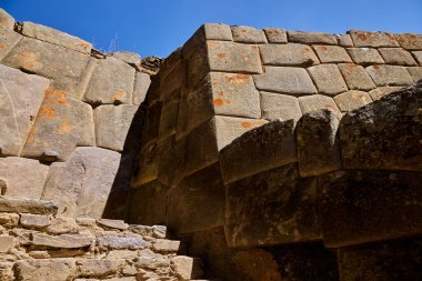 Ollantaytambo iyi korunmuş bir İnka harabesidir ve antik bir İnka yerleşkesi ve daha sonraki bir sömürge kasabası olarak tarihi öneme sahiptir.