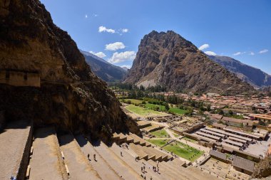 Ollantaytambo iyi korunmuş bir İnka harabesidir ve antik bir İnka yerleşkesi ve daha sonraki bir sömürge kasabası olarak tarihi öneme sahiptir.