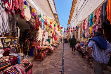 Pisac Market, Peru 'nun Kutsal Vadisi' ndeki en canlı ve ünlü pazarlarından biridir ve dünyanın dört bir yanından ziyaretçiler çeker. Geleneksel And kültürünün renkli bir merkezidir, çok çeşitli yerel ürünler, el sanatları ve yiyecekler sunar.