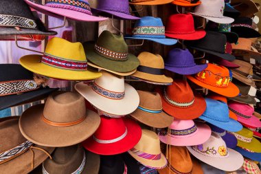 Pisac Market, Peru 'nun Kutsal Vadisi' ndeki en canlı ve ünlü pazarlarından biridir ve dünyanın dört bir yanından ziyaretçiler çeker. Geleneksel And kültürünün renkli bir merkezidir, çok çeşitli yerel ürünler, el sanatları ve yiyecekler sunar.