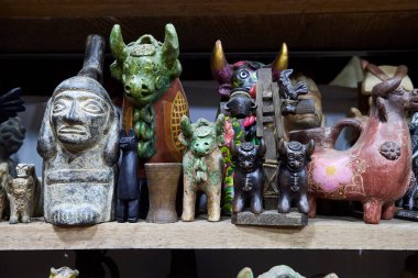 Pisac Market, Peru 'nun Kutsal Vadisi' ndeki en canlı ve ünlü pazarlarından biridir ve dünyanın dört bir yanından ziyaretçiler çeker. Geleneksel And kültürünün renkli bir merkezidir, çok çeşitli yerel ürünler, el sanatları ve yiyecekler sunar.