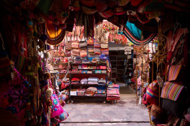 Pisac Market, Peru 'nun Kutsal Vadisi' ndeki en canlı ve ünlü pazarlarından biridir ve dünyanın dört bir yanından ziyaretçiler çeker. Geleneksel And kültürünün renkli bir merkezidir, çok çeşitli yerel ürünler, el sanatları ve yiyecekler sunar.