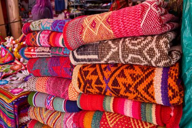 Pisac Market, Peru 'nun Kutsal Vadisi' ndeki en canlı ve ünlü pazarlarından biridir ve dünyanın dört bir yanından ziyaretçiler çeker. Geleneksel And kültürünün renkli bir merkezidir, çok çeşitli yerel ürünler, el sanatları ve yiyecekler sunar.