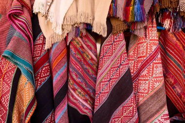 Pisac Market, Peru 'nun Kutsal Vadisi' ndeki en canlı ve ünlü pazarlarından biridir ve dünyanın dört bir yanından ziyaretçiler çeker. Geleneksel And kültürünün renkli bir merkezidir, çok çeşitli yerel ürünler, el sanatları ve yiyecekler sunar.