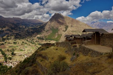 Pisac 'taki İnka terasları eski tarımsal yeniliklerin nefes kesici bir örneğidir. Dağın eteklerine oyulmuş bu teraslar İnkaların Andean 'ın zorlu ortamında mahsul yetiştirmesine olanak sağladı..
