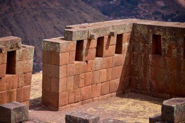 Pisac Harabeleri, Peru 'nun Kutsal Vadisi' ndeki en önemli ve iyi korunmuş İnka arkeolojik alanlarından biridir. Pisac kasabasının yukarısında yer alan bu harabeler İnka medeniyetinin mimari hünerine büyüleyici bir bakış sunuyor.