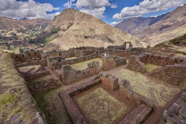 Pisac Harabeleri, Peru 'nun Kutsal Vadisi' ndeki en önemli ve iyi korunmuş İnka arkeolojik alanlarından biridir. Pisac kasabasının yukarısında yer alan bu harabeler İnka medeniyetinin mimari hünerine büyüleyici bir bakış sunuyor.