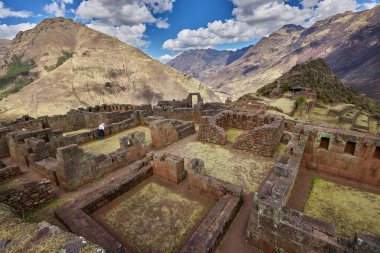 Pisac Harabeleri, Peru 'nun Kutsal Vadisi' ndeki en önemli ve iyi korunmuş İnka arkeolojik alanlarından biridir. Pisac kasabasının yukarısında yer alan bu harabeler İnka medeniyetinin mimari hünerine büyüleyici bir bakış sunuyor.