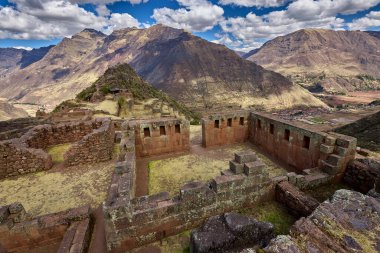 Pisac Harabeleri, Peru 'nun Kutsal Vadisi' ndeki en önemli ve iyi korunmuş İnka arkeolojik alanlarından biridir. Pisac kasabasının yukarısında yer alan bu harabeler İnka medeniyetinin mimari hünerine büyüleyici bir bakış sunuyor.
