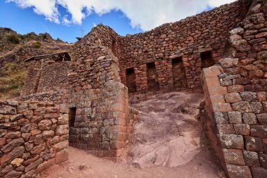 Pisac Harabeleri, Peru 'nun Kutsal Vadisi' ndeki en önemli ve iyi korunmuş İnka arkeolojik alanlarından biridir. Pisac kasabasının yukarısında yer alan bu harabeler İnka medeniyetinin mimari hünerine büyüleyici bir bakış sunuyor.