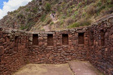 Pisac Harabeleri, Peru 'nun Kutsal Vadisi' ndeki en önemli ve iyi korunmuş İnka arkeolojik alanlarından biridir. Pisac kasabasının yukarısında yer alan bu harabeler İnka medeniyetinin mimari hünerine büyüleyici bir bakış sunuyor.