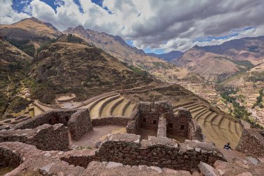 Pisac Harabeleri, Peru 'nun Kutsal Vadisi' ndeki en önemli ve iyi korunmuş İnka arkeolojik alanlarından biridir. Pisac kasabasının yukarısında yer alan bu harabeler İnka medeniyetinin mimari hünerine büyüleyici bir bakış sunuyor.
