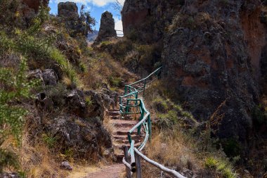 Pisac Harabeleri, Peru 'nun Kutsal Vadisi' ndeki en önemli ve iyi korunmuş İnka arkeolojik alanlarından biridir. Pisac kasabasının yukarısında yer alan bu harabeler İnka medeniyetinin mimari hünerine büyüleyici bir bakış sunuyor.