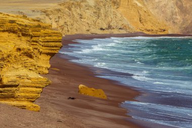 Kızıl plaj adını kumun kırmızımsı tonundan alıyor. Demir oksitin bir sonucu. Bu canlı renk, Pasifik Okyanusu 'nun mavi sularıyla güzel bir tezat oluşturuyor..