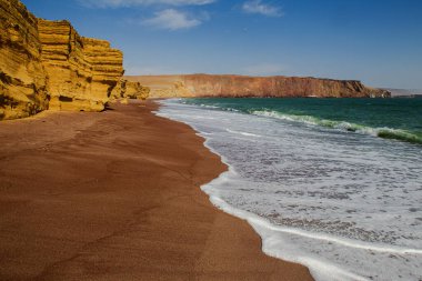 Kızıl plaj adını kumun kırmızımsı tonundan alıyor. Demir oksitin bir sonucu. Bu canlı renk, Pasifik Okyanusu 'nun mavi sularıyla güzel bir tezat oluşturuyor..