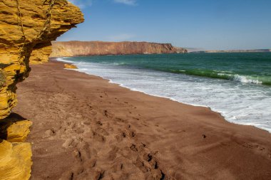 Kızıl plaj adını kumun kırmızımsı tonundan alıyor. Demir oksitin bir sonucu. Bu canlı renk, Pasifik Okyanusu 'nun mavi sularıyla güzel bir tezat oluşturuyor..