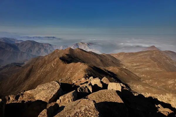 And Dağları sisle örtülmüş mistik ve ruhani bir atmosfer yaratıyor. Sis tepe ve vadilerden geçerken bir gizem unsuru ekliyor..