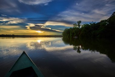 Sandoval Gölü, Peru 'nun güneydoğusundaki Madre de Dios bölgesinde bulunan Tambopata Ulusal Rezervi' de yer alan güzel bir öküz kuşağı gölüdür. Burası eko-turizm ve vahşi yaşam meraklıları için popüler bir yerdir.