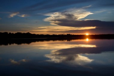 Sandoval Gölü, Peru 'nun güneydoğusundaki Madre de Dios bölgesinde bulunan Tambopata Ulusal Rezervi' de yer alan güzel bir öküz kuşağı gölüdür. Burası eko-turizm ve vahşi yaşam meraklıları için popüler bir yerdir.