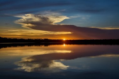Sandoval Gölü, Peru 'nun güneydoğusundaki Madre de Dios bölgesinde bulunan Tambopata Ulusal Rezervi' de yer alan güzel bir öküz kuşağı gölüdür. Burası eko-turizm ve vahşi yaşam meraklıları için popüler bir yerdir.