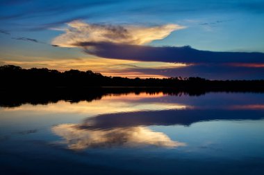 Sandoval Gölü, Peru 'nun güneydoğusundaki Madre de Dios bölgesinde bulunan Tambopata Ulusal Rezervi' de yer alan güzel bir öküz kuşağı gölüdür. Burası eko-turizm ve vahşi yaşam meraklıları için popüler bir yerdir.