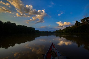 Sandoval Gölü, Peru 'nun güneydoğusundaki Madre de Dios bölgesinde bulunan Tambopata Ulusal Rezervi' de yer alan güzel bir öküz kuşağı gölüdür. Burası eko-turizm ve vahşi yaşam meraklıları için popüler bir yerdir.
