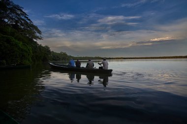 Sandoval Gölü, Peru 'nun güneydoğusundaki Madre de Dios bölgesinde bulunan Tambopata Ulusal Rezervi' de yer alan güzel bir öküz kuşağı gölüdür. Burası eko-turizm ve vahşi yaşam meraklıları için popüler bir yerdir.