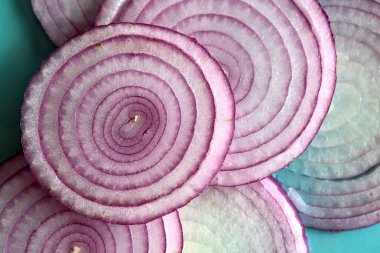 Soğanlar düşük kalorili ama C vitamini, B vitamini ve potasyum gibi temel vitamin ve minerallerle dolu.