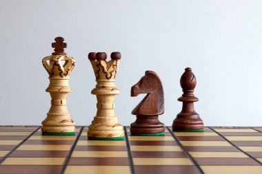 Hayat satranca çok benzer: her hareketin önemi vardır, her taşın bir amacı vardır, ve her oyun bir hikaye anlatır. Strateji, sabır ve biraz cesaret her şeyi değiştirebilir. Sıradaki hamlen ne??