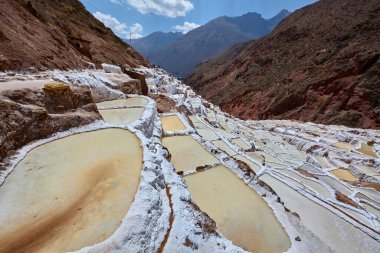 Kutsal Vadi 'nin göbeğinde Salineralar olarak bilinen Maras' ın tuz madenleri göz kamaştırıcı ve benzersiz bir manzaradır. Bu teraslı tuzluklar İnka zamanından beri kullanılıyor..