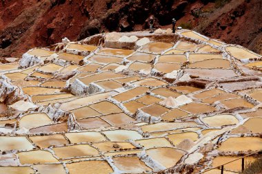 Kutsal Vadi 'nin göbeğinde Salineralar olarak bilinen Maras' ın tuz madenleri göz kamaştırıcı ve benzersiz bir manzaradır. Bu teraslı tuzluklar İnka zamanından beri kullanılıyor..