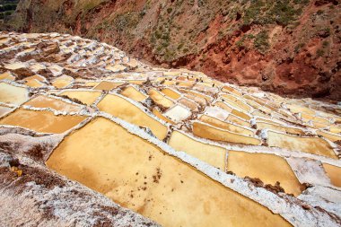 Kutsal Vadi 'nin göbeğinde Salineralar olarak bilinen Maras' ın tuz madenleri göz kamaştırıcı ve benzersiz bir manzaradır. Bu teraslı tuzluklar İnka zamanından beri kullanılıyor..