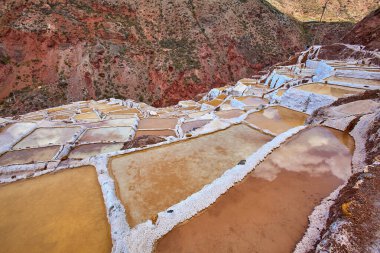 Kutsal Vadi 'nin göbeğinde Salineralar olarak bilinen Maras' ın tuz madenleri göz kamaştırıcı ve benzersiz bir manzaradır. Bu teraslı tuzluklar İnka zamanından beri kullanılıyor..