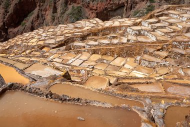 Kutsal Vadi 'nin göbeğinde Salineralar olarak bilinen Maras' ın tuz madenleri göz kamaştırıcı ve benzersiz bir manzaradır. Bu teraslı tuzluklar İnka zamanından beri kullanılıyor..