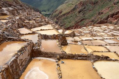 Kutsal Vadi 'nin göbeğinde Salineralar olarak bilinen Maras' ın tuz madenleri göz kamaştırıcı ve benzersiz bir manzaradır. Bu teraslı tuzluklar İnka zamanından beri kullanılıyor..