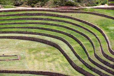 Moray And 'lar, Maras kasabası yakınlarındaki Kutsal Peru Vadisi' nde bulunan antik İnka tarımsal teraslarından oluşan büyüleyici bir set. Bu teraslar eşsiz tasarımı ve amaçları ile ünlüdür..