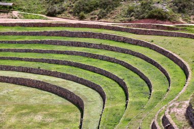 Moray And 'lar, Maras kasabası yakınlarındaki Kutsal Peru Vadisi' nde bulunan antik İnka tarımsal teraslarından oluşan büyüleyici bir set. Bu teraslar eşsiz tasarımı ve amaçları ile ünlüdür..