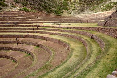 Moray And 'lar, Maras kasabası yakınlarındaki Kutsal Peru Vadisi' nde bulunan antik İnka tarımsal teraslarından oluşan büyüleyici bir set. Bu teraslar eşsiz tasarımı ve amaçları ile ünlüdür..