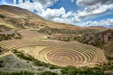 Moray And 'lar, Maras kasabası yakınlarındaki Kutsal Peru Vadisi' nde bulunan antik İnka tarımsal teraslarından oluşan büyüleyici bir set. Bu teraslar eşsiz tasarımı ve amaçları ile ünlüdür..