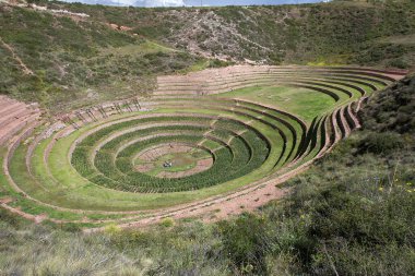 Moray And 'lar, Maras kasabası yakınlarındaki Kutsal Peru Vadisi' nde bulunan antik İnka tarımsal teraslarından oluşan büyüleyici bir set. Bu teraslar eşsiz tasarımı ve amaçları ile ünlüdür..