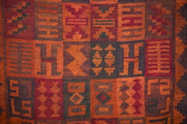 Pisac, genellikle geleneksel İnka teknikleri kullanılarak yapılan yüksek kaliteli dokuma ve renkli tekstil ürünleriyle tanınır..