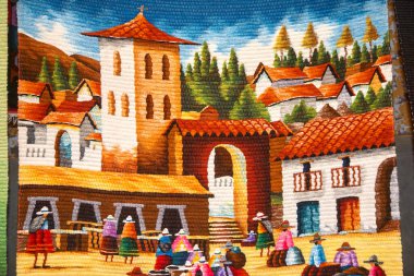 Pisac, genellikle geleneksel İnka teknikleri kullanılarak yapılan yüksek kaliteli dokuma ve renkli tekstil ürünleriyle tanınır..